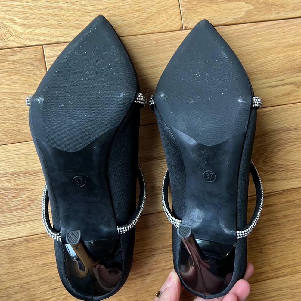 Black Pumps - image 4